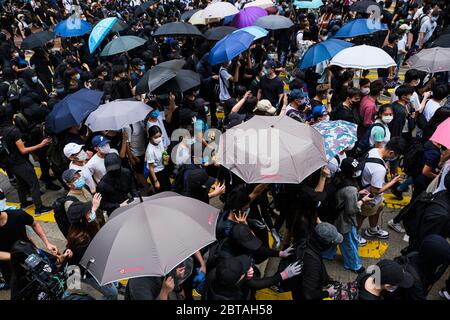 Hong Kong, Chine. 24 mai 2020. Les manifestants participent à un rassemblement anti-gouvernement. Pékin insiste pour mettre en œuvre de nouvelles lois strictes en matière de sécurité nationale et de loi anti-sédition au nom de la ville, et contourne le pouvoir législatif de Hong Kong. Crédit : SOPA Images Limited/Alamy Live News Banque D'Images