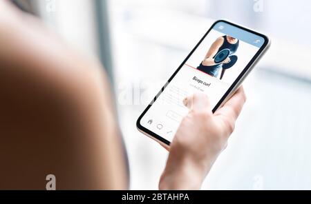 Application d'entraînement de gym sur le téléphone. Maquette de formateur personnel en ligne ou de didacticiel vidéo sur smartphone. Entraînement à domicile avec classe de fitness ou entraîneur sportif numérique. Banque D'Images