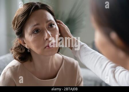 Fille aimante soutien confort bouleversé mère mature Banque D'Images
