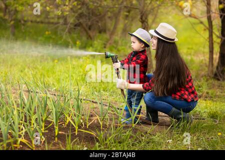 femme jardinière avec son jardin d'arrosage Banque D'Images