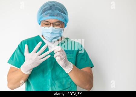 Le médecin met des gants et porte un masque médical. Médical, covid-19, virus Corona, concept hospitalier Banque D'Images