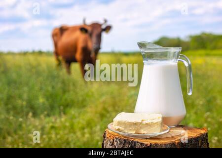 lait dans un pichet en verre Banque D'Images