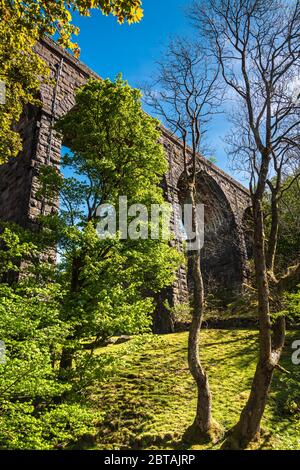 Un été trois image HDR de pont d'apackhorse sous Dent Head Viaduct sur le règlement à Carlise Railway, Cumbria, Angleterre. 21 mai 2020 Banque D'Images