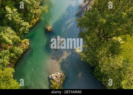 Vue aérienne de la rivière Serio pendant la journée, Val Seriana Bergame. Banque D'Images