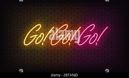 Néon Go Go Go Go Go, lettrage. Texte néon de motivation Go sur fond de brique noire. Lumières vives jaunes, orange et roses. Mot, inscription et titre avec Illustration de Vecteur