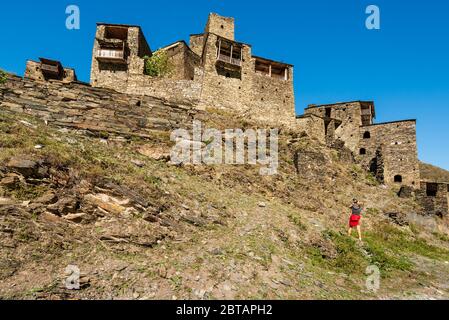 Géorgie, belle montagne caucasienne pendant la randonnée d'Omalo au village de Shatili par le col d'Atsunta. Shatili est une villa historique de haute-terres Banque D'Images