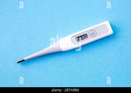 Détail du thermomètre numérique avec 37,7 °C de fièvre, grippe, covid19, virus, Banque D'Images