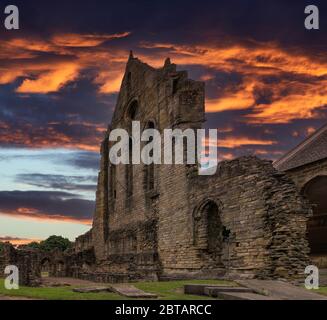 L'ancienne transept ruines antiques Kilwinning Abbey Scotland aurait été datée de 1160's. Ruines impressionnantes au coucher du soleil. Banque D'Images