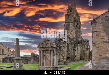 L'ancien Transept d'anciennes ruines de l'abbaye de Kilwinning en Ecosse du côté de la vieille tour de l'horloge Banque D'Images