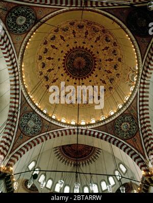 INTÉRIEUR - CUPULA DE LA MEZQUITA SULEYMANIYE CONSTRUIDA EN EL SIGLO XVI Auteur: SINAN MIMAR. LIEU: MEZQUITA DE SULEYMANIYE. ISTANBUL. TURQUIA. Banque D'Images