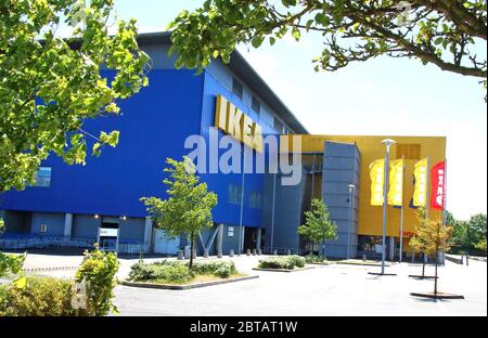 Milton Keynes, Royaume-Uni. 23 mai 2020. Le logo IKEA est visible dans l'un de leurs magasins.le géant des meubles Ikea a annoncé qu'il rouvrira 19 de ses magasins en Angleterre et en Irlande du Nord le 1er juin et que Milton Keynes figure également sur la liste. Crédit : Keith Mayhew/SOPA Images/ZUMA Wire/Alay Live News Banque D'Images