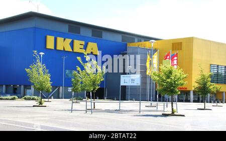 Milton Keynes, Royaume-Uni. 23 mai 2020. Le logo IKEA est visible dans l'un de leurs magasins.le géant des meubles Ikea a annoncé qu'il rouvrira 19 de ses magasins en Angleterre et en Irlande du Nord le 1er juin et que Milton Keynes figure également sur la liste. Crédit : Keith Mayhew/SOPA Images/ZUMA Wire/Alay Live News Banque D'Images