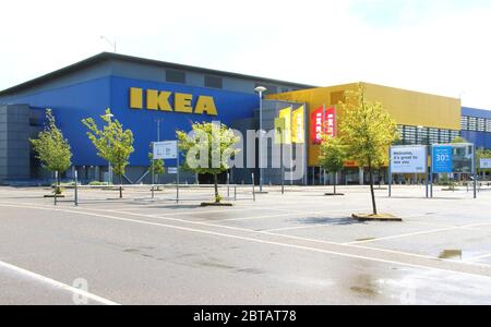 Milton Keynes, Royaume-Uni. 23 mai 2020. Le logo IKEA est visible dans l'un de leurs magasins.le géant des meubles Ikea a annoncé qu'il rouvrira 19 de ses magasins en Angleterre et en Irlande du Nord le 1er juin et que Milton Keynes figure également sur la liste. Crédit : Keith Mayhew/SOPA Images/ZUMA Wire/Alay Live News Banque D'Images