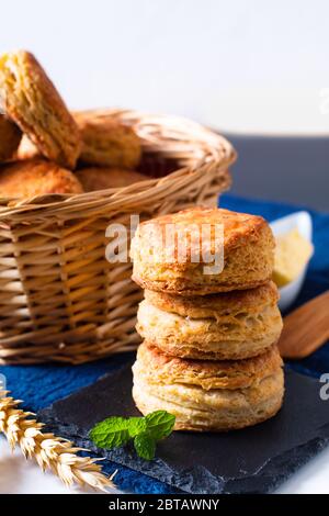 Concept alimentaire croûte bruni maison beurre lait biscuits américains ou scones avec espace de copie Banque D'Images