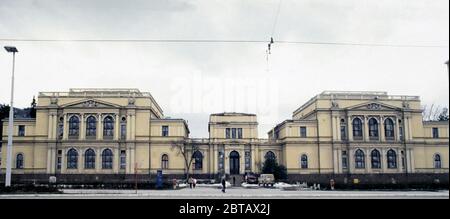 1er mars 1994 pendant le siège de Sarajevo : le Musée national de Bosnie-Herzégovine, le Musée Zemaljski, debout sur la ligne de front, sur Sniper Alley. Banque D'Images