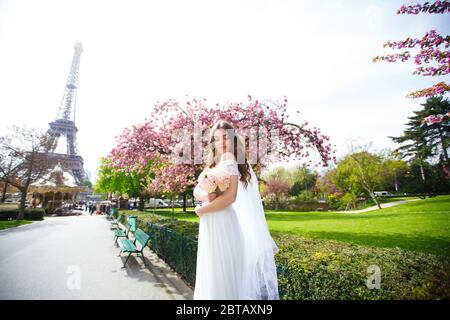 mariée en robe de mariage à paris près de sakura Banque D'Images