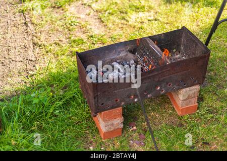 Barbecue avec feu dans le jardin, extérieur, gros plan, Londres, Royaume-Uni Banque D'Images