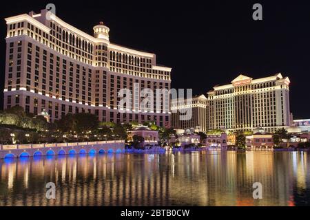 Las Vegas, Nevada - 29 août 2019 : hôtels Bellagio et Caesars Palace de nuit à Las Vegas, Nevada, États-Unis. Banque D'Images