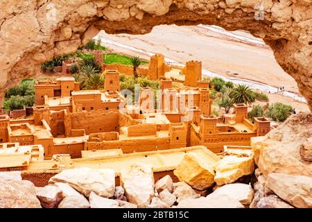 La vue étonnante de Kasbah Ait Ben Haddou près de Ouarzazate dans les montagnes de l'Atlas du Maroc. Site du patrimoine mondial de l'UNESCO Banque D'Images