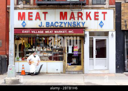 East Village Meat Market, 139 second Avenue, New York, NY. Façade extérieure d'un boucherie d'Europe de l'est dans East Village de Manhattan. Banque D'Images