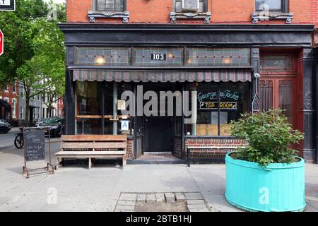 George & Jack's Tap Room, 103 Berry Street, Brooklyn, NY. Façade extérieure d'un bar de quartier dans le quartier de Williamsburg. Banque D'Images