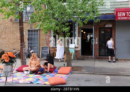 Origan, un restaurant italien à Williamsburg, Brooklyn avec des places en plein air sur une section temporairement fermée de Berry St pendant la crise de COVID. Banque D'Images