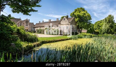 Great Chalfield Manor House et douve à Great Chalfield, Wiltshire, Royaume-Uni, le 24 mai 2020 Banque D'Images