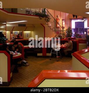 Intérieur d'un bar de Burger de Wimpy britannique dans les années 1970 Banque D'Images