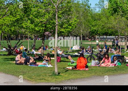 Montréal, CA - 23 mai 2020 : rassemblement de personnes durant la pandémie du coronavirus dans le parc Laurier Banque D'Images
