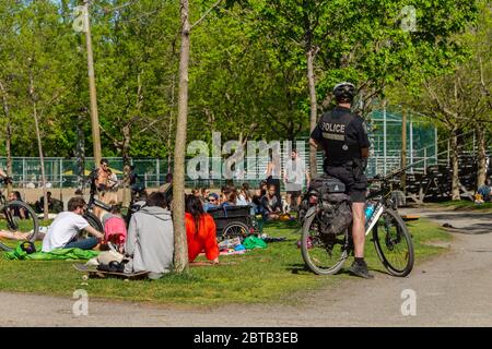 Montréal, Canada - 23 mai 2020 : patrouille policière du parc Laurier pour faire appliquer les lois sur la distance physique du coronavirus Banque D'Images