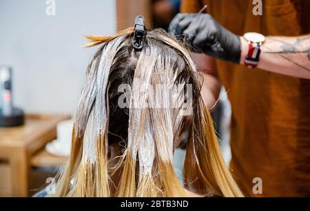 Coloration de cheveux professionnel pour les femmes dans le salon, lumineux et style à la mode. Libre de brins de cheveux. Banque D'Images