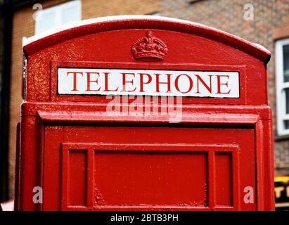 Stand traditionnel de téléphone rouge dans les rues de Londres Banque D'Images