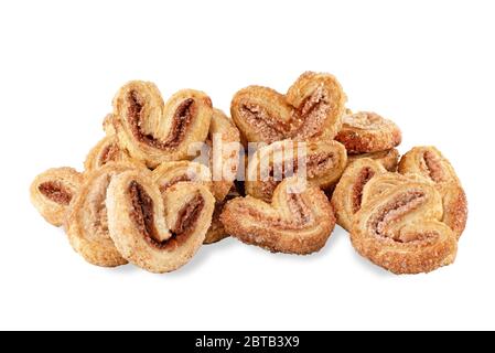Biscuits palmier à la cannelle provenant d'oreilles pâtissières isolées sur fond blanc Banque D'Images