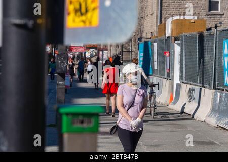Montréal, CA - 23 mai 2020 : femme asiatique avec masque et gants pour la protection contre la COVID-19 sur l'avenue Mont-Royal Banque D'Images