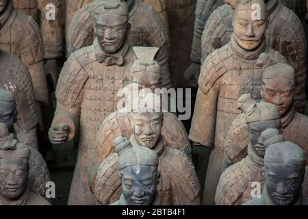 Terre cuite, sculptures en terre cuite excavées représentant les armées du premier empereur de la Chine unifiée Qin Shi Huang à son lieu de sépulture à Xian, Banque D'Images