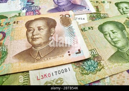 Pile de billets de banque chinois en yuan comme arrière-plan. Banque D'Images