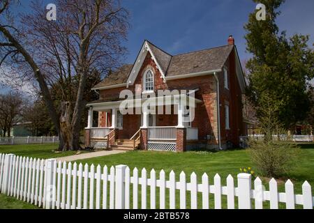 Richmond Hill, Ontario / Canada - le 08 mai 2019 : printemps dans la pelouse de devant de la maison avec des clôtures de piquets blancs Banque D'Images