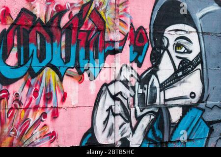 Kolobrzeg, Pologne. 18 mai 2020. Un graffiti COVID-19 dessiné par un artiste sur un mur pour sensibiliser la population pendant la crise du coronavirus. Crédit: Karol Serewis/SOPA Images/ZUMA Wire/Alay Live News Banque D'Images