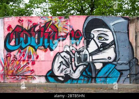 Kolobrzeg, Pologne. 18 mai 2020. Un graffiti COVID-19 dessiné par un artiste sur un mur pour sensibiliser la population pendant la crise du coronavirus. Crédit: Karol Serewis/SOPA Images/ZUMA Wire/Alay Live News Banque D'Images