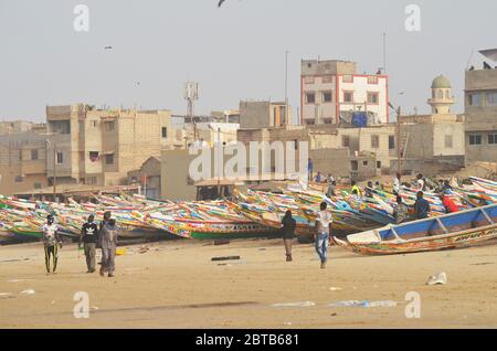 Yoff Beach, un site de pêche artisanale et un quartier côtier très peuplé à Dakar, Sénégal Banque D'Images