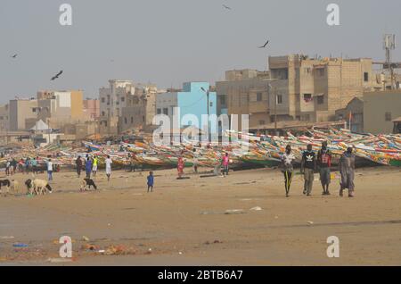 Yoff Beach, un site de pêche artisanale et un quartier côtier très peuplé à Dakar, Sénégal Banque D'Images