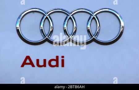 Londres, Royaume-Uni. 23 mai 2020. Logo d'une entreprise automobile Audi vu dans un concessionnaire automobile. Crédit : Keith Mayhew/SOPA Images/ZUMA Wire/Alay Live News Banque D'Images
