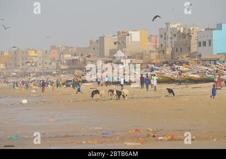 Yoff Beach, un site de pêche artisanale et un quartier côtier très peuplé à Dakar, Sénégal Banque D'Images