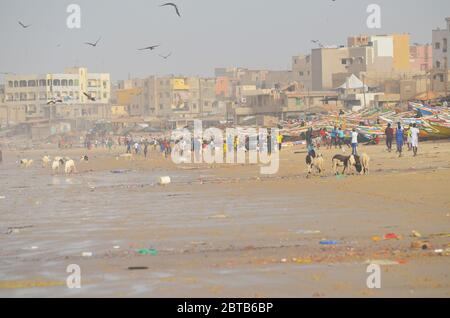 Yoff Beach, un site de pêche artisanale et un quartier côtier très peuplé à Dakar, Sénégal Banque D'Images