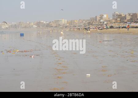 Yoff Beach, un site de pêche artisanale et un quartier côtier très peuplé à Dakar, Sénégal Banque D'Images