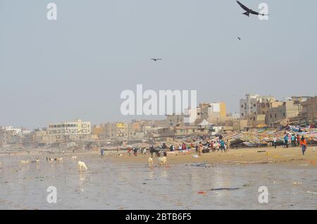 Yoff Beach, un site de pêche artisanale et un quartier côtier très peuplé à Dakar, Sénégal Banque D'Images