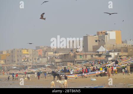 Yoff Beach, un site de pêche artisanale et un quartier côtier très peuplé à Dakar, Sénégal Banque D'Images