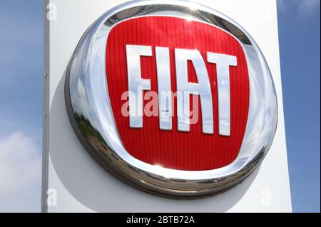 Londres, Royaume-Uni. 23 mai 2020. Logo de la société automobile Fiat vu chez un concessionnaire automobile. Crédit : Keith Mayhew/SOPA Images/ZUMA Wire/Alay Live News Banque D'Images