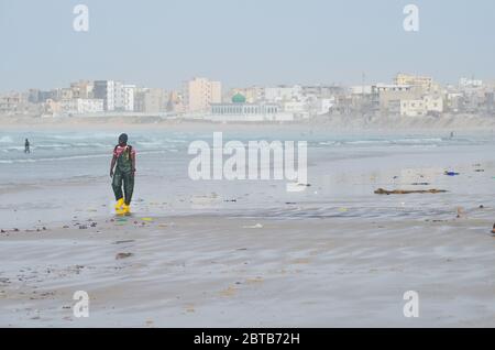 Yoff Beach, un site de pêche artisanale et un quartier côtier très peuplé à Dakar, Sénégal Banque D'Images