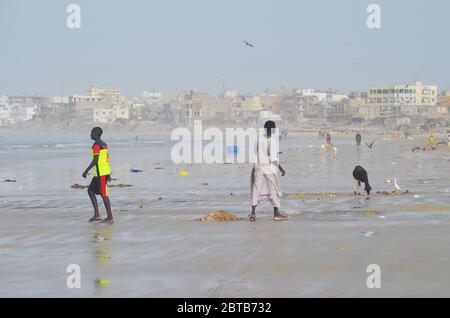 Yoff Beach, un site de pêche artisanale et un quartier côtier très peuplé à Dakar, Sénégal Banque D'Images